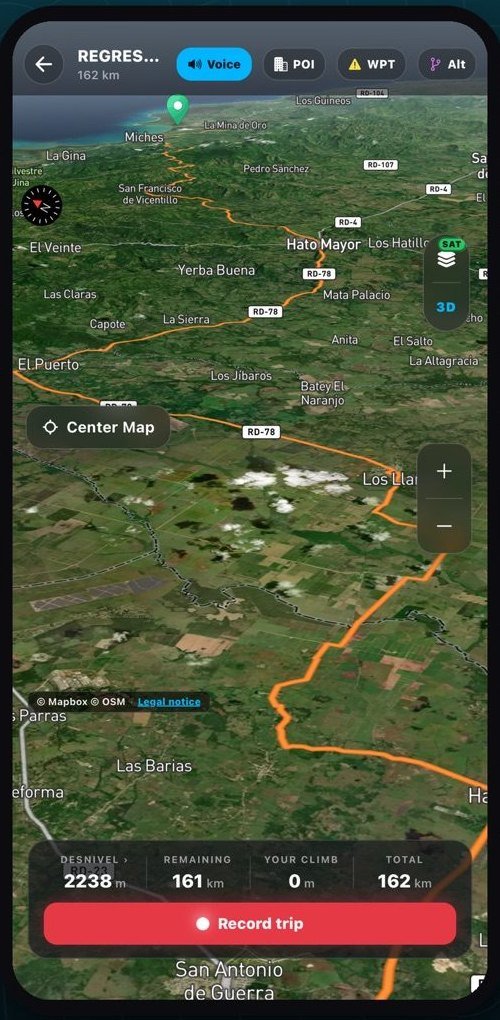 Triaka navegando una ruta off-road en República Dominicana